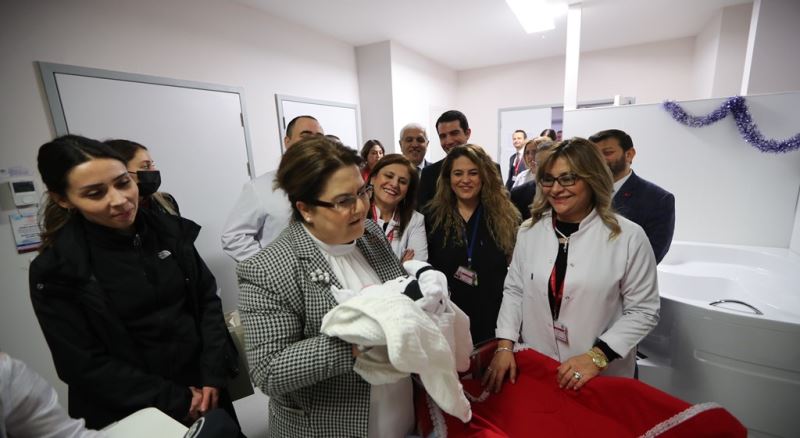 Aile ve Sosyal Hizmetler Bakanımız Derya Yanık Yeni Yılın İlk Bebeklerini Ziyaret Etti