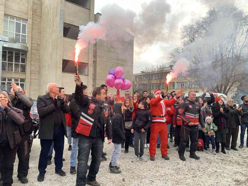 Yılın son gününü tedavi gören çocuklarla geçirdiler
