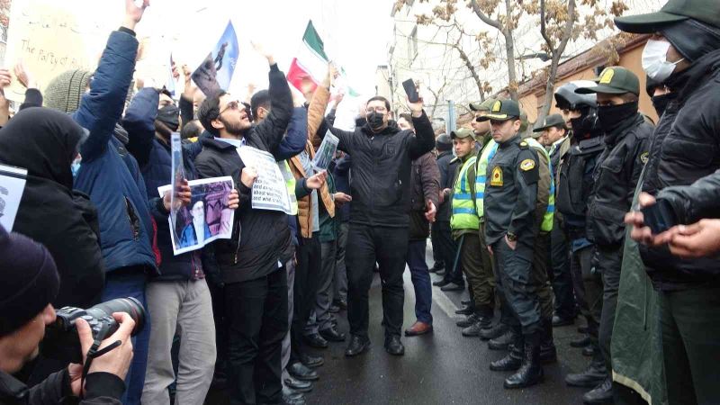 İranlı üniversite öğrencilerinden Fransa karşıtı protesto
