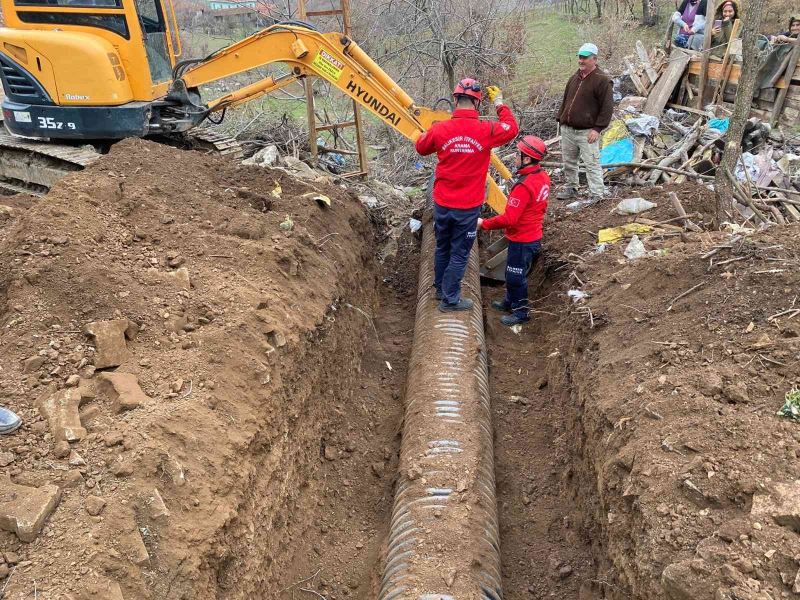 Altyapı borusuna sıkışan koyun kurtarıldı
