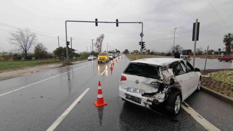 Trafik ekipleri uygulama yaparken, kırmızı ışıkta bekleyen otomobile tır çarptı: 1 yaralı
