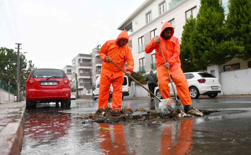 Muratpaşa’da 50 kişilik ekipe rögar mesaisi
