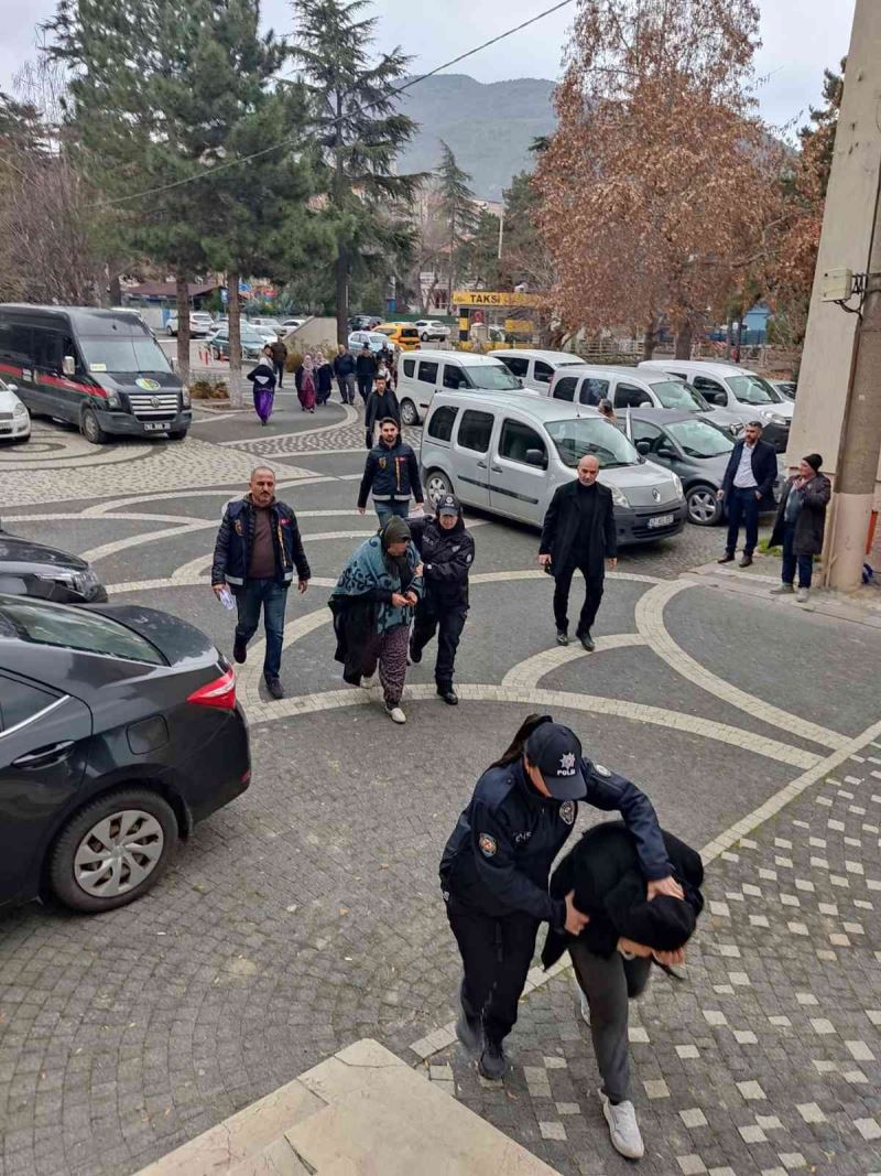 Otobüsteki gelin kaynananın valizinden uyuşturucu çıktı
