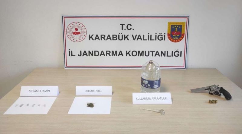 Araçtaki uyuşturucu partisi, jandarmaya yakalanınca bitti
