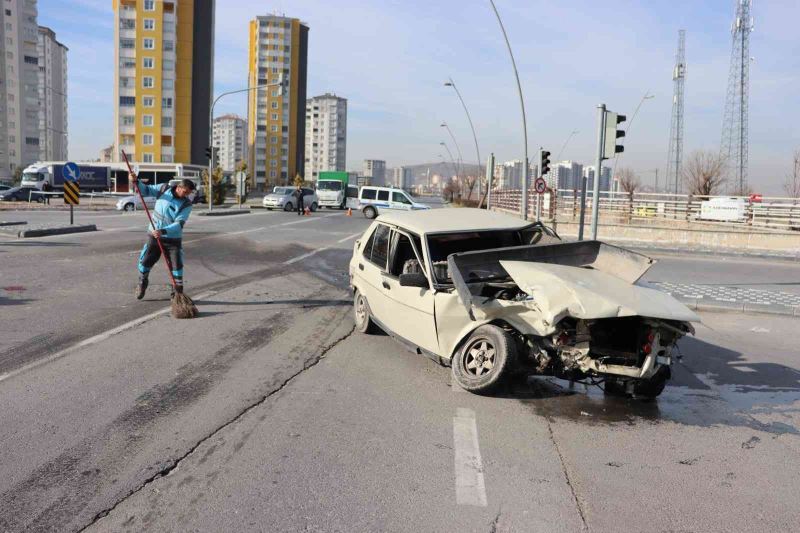 Ticari araçla çarpışan otomobil kullanılmaz hale geldi: 2 yaralı
