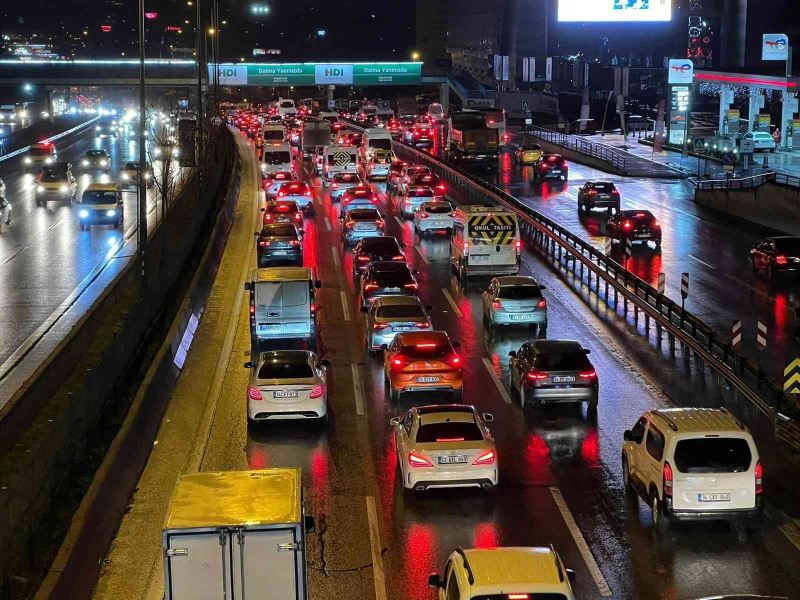 İstanbul’da haftanın son iş gününde trafik yoğunluğu yaşandı
