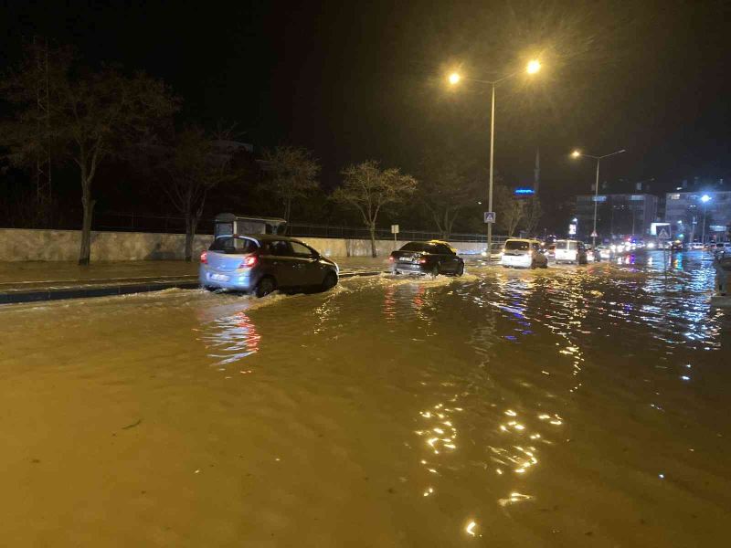 Sivas’ta patlayan su sorusu caddeyi göle çevirdi, araçlar suya gömüldü
