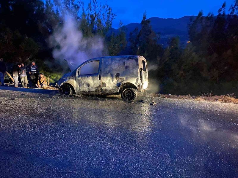 Hareket halindeki hafif ticari araç alev alev yandı
