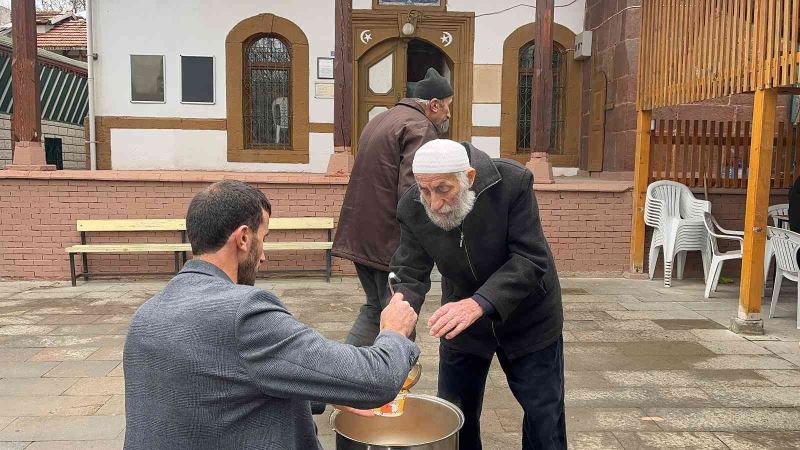 Yıllardır devam eden gelenek: Her Cuma namazının ardından çorba ikram ediliyor
