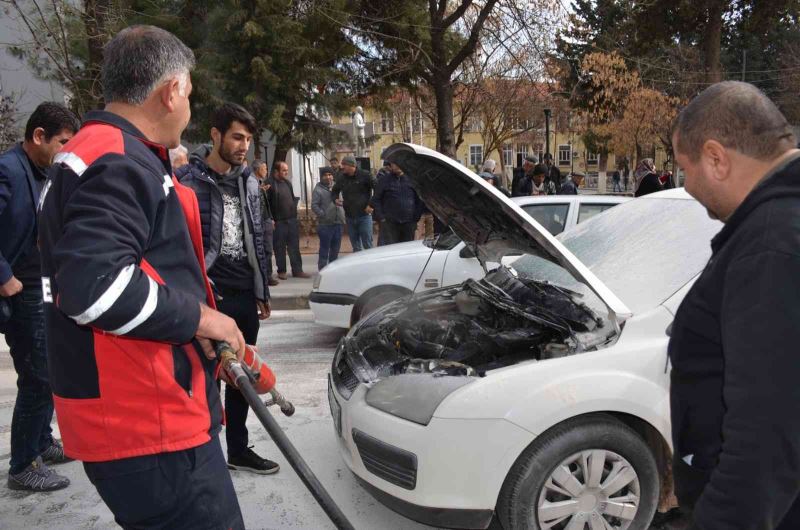 Seyir halindeki otomobil alev aldı
