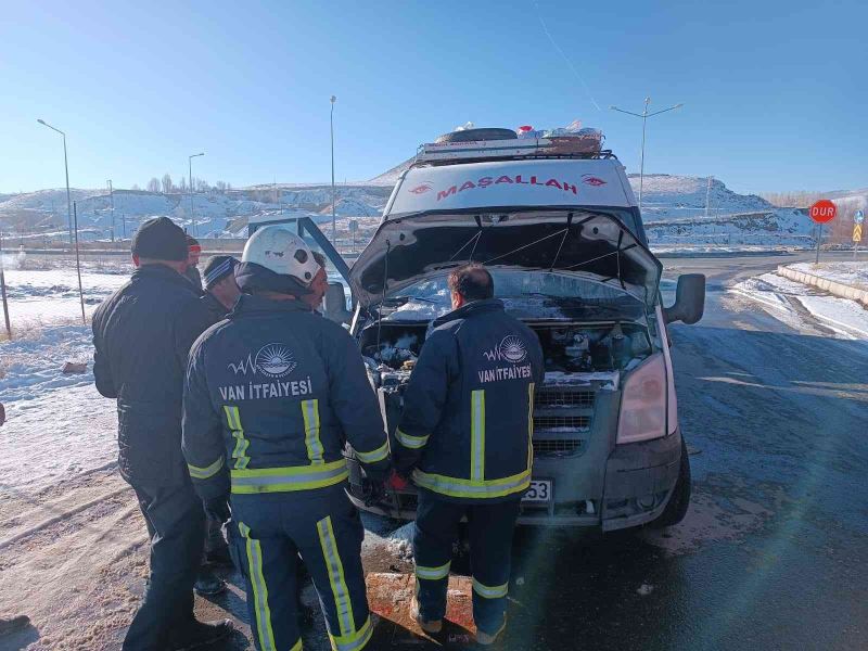 Van’da seyir halindeki minibüs alev aldı
