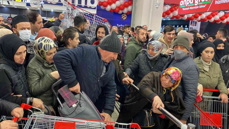 İstanbul’da market açılışında ’indirim’ izdihamı
