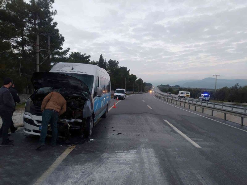 Toplu taşıma aracı alev alev yandı, yolcular son anda tahliye edildi
