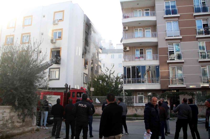 Kedisi yangında telef olan genç kız gözyaşlarına boğuldu
