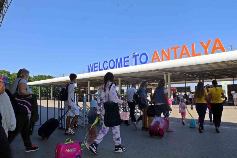 Antalya 2023’e hızlı giriş yaptı: İlk gün 10 bine yakın turist geldi
