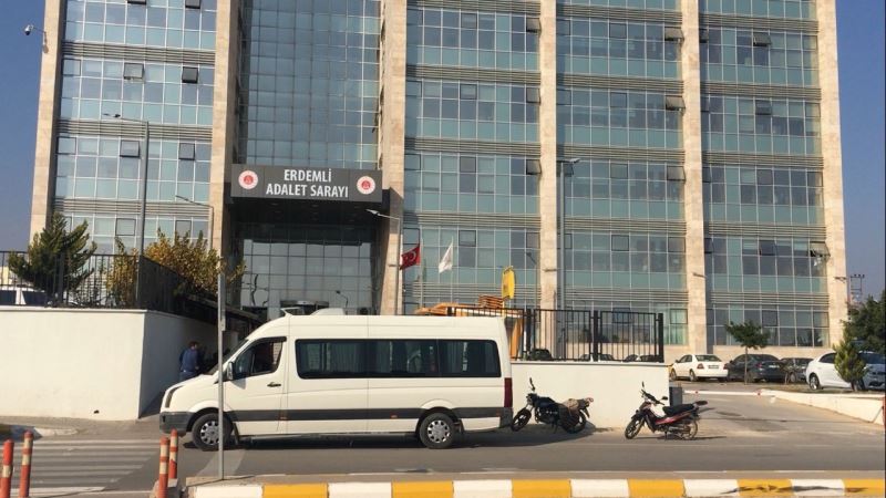 Adliye parkında silahlı kavga: 2 yaralı
