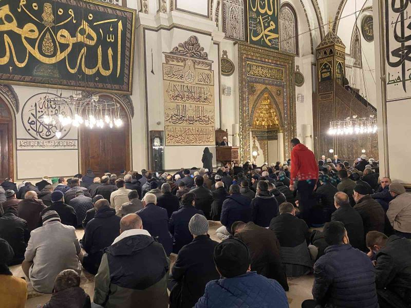 Bursalılar, Regaip Kandili’nde Ulu Cami’ye akın etti
