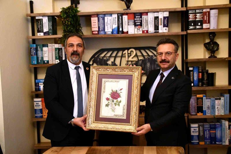 Vali Aksoy, Söke Belediyesi Prof. Dr. İlber Ortaylı Kitabevi’ni inceledi
