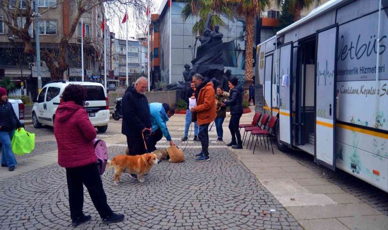 Vetbüs, Erdek’te hastalarıyla buluştu
