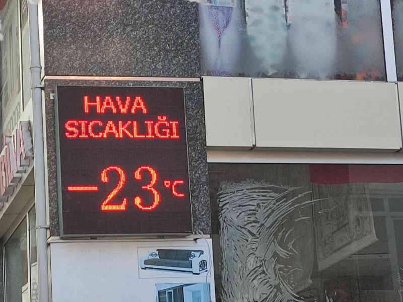 Ardahan’da Sibirya soğukları, araçlar çalışmadı
