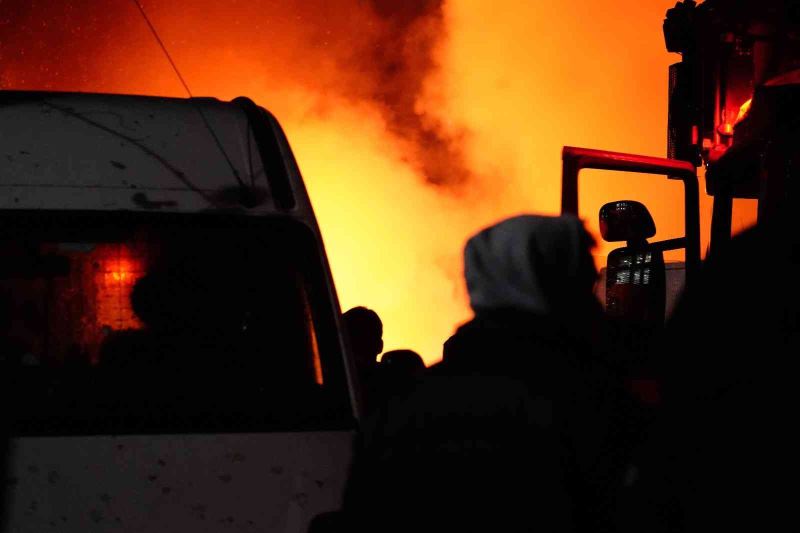 Zeytinburnu’nda doğalgaz borusu patladı: 4 araç yandı
