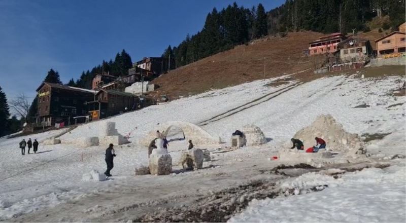 Ayder Yaylasına şenlik için kamyonlarla kar taşınıyor
