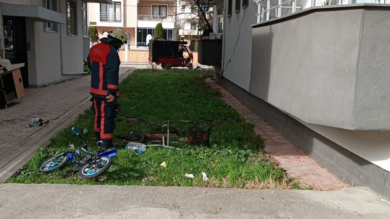 Yanan sehpa ve sandalye itfaiyeyi harekete geçirdi
