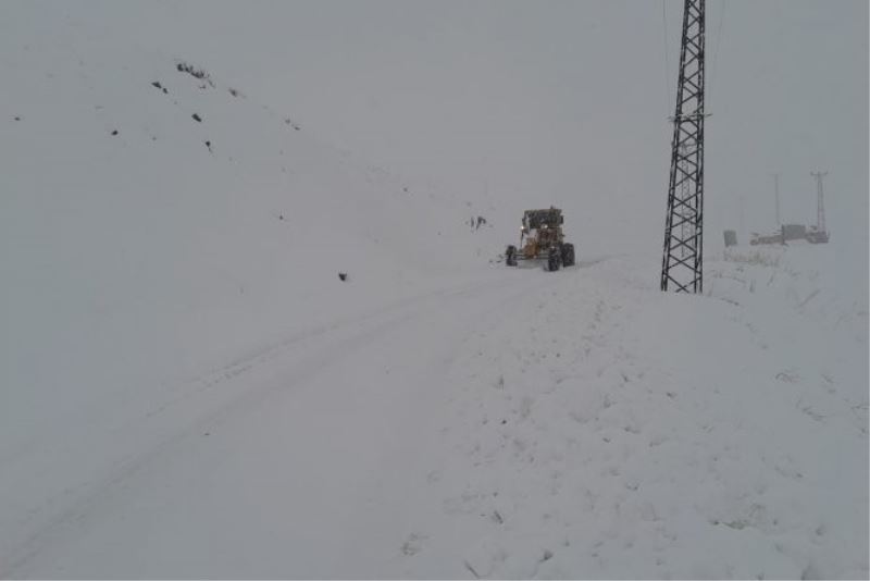 Şemdinli’de 49 yerleşim yerinin yolu ulaşıma kapandı
