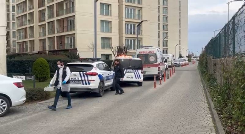 Sancaktepe’de bir evde 3’ü çocuk 4 kişi ölü bulundu. Ekiplerin olay yerinde incelemeleri devam ediyor.
