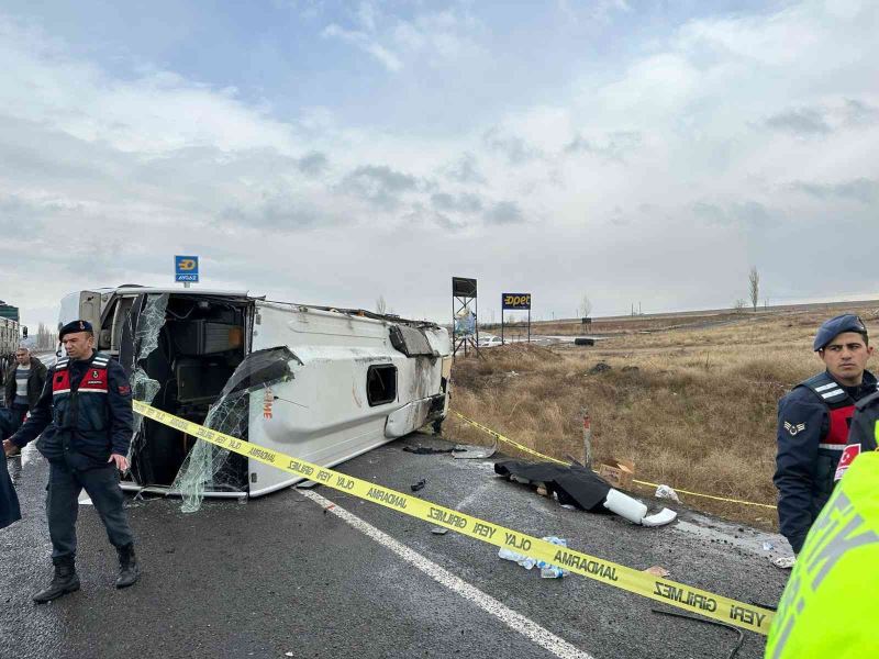 Niğde’de midibüs devrildi: 1 ölü, 27 yaralı
