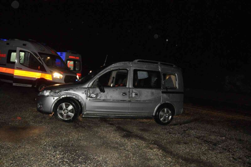 Kayganlaşan yolda kontrolden çıkan hafif ticari araç devrildi: 2 yaralı
