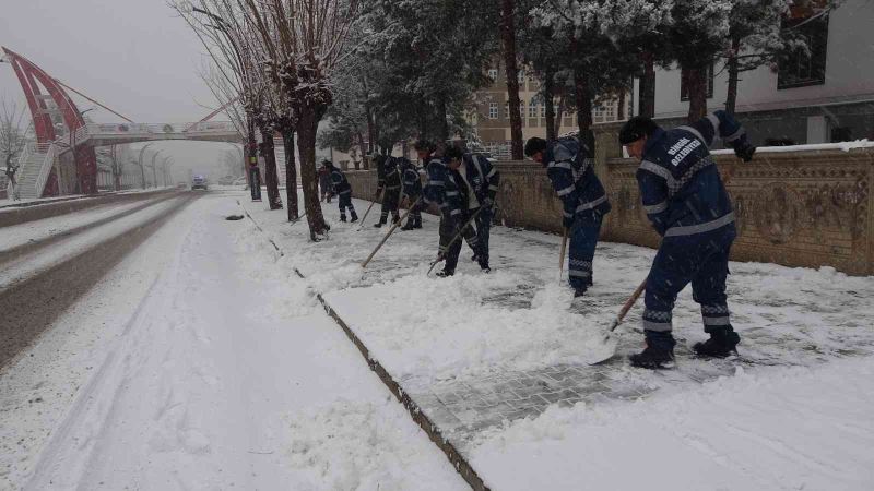 Bingöl’de kar yağdı, belediye ekiplerinin mesaisi de başladı
