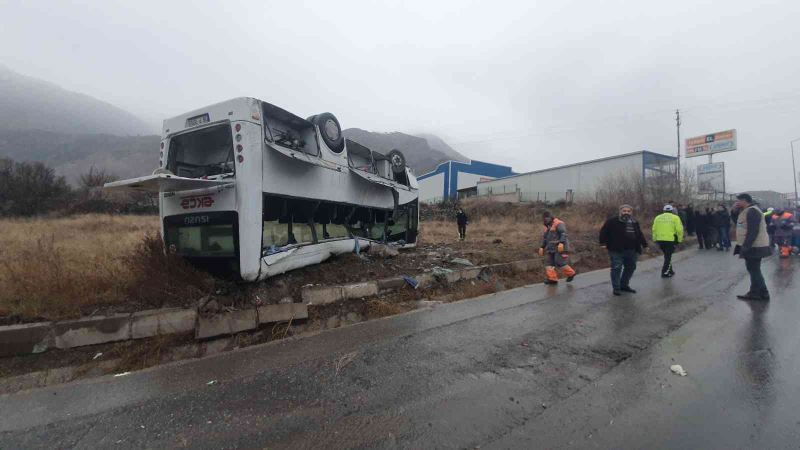 Kayseri’de yoldan çıkan işçi servisi takla attı: Çok sayıda yaralı var
