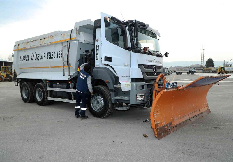 Kar küreme ve tuzlama araçları hazır hale getiriliyor
