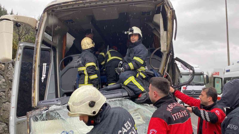 TEM’de işçi servisi önce tıra sonra bariyerlere çarptı: 4 yaralı
