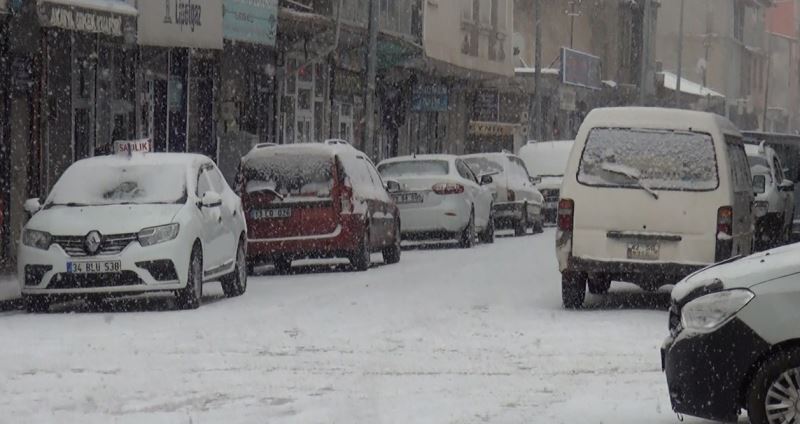 Ahlat’ta beklenen kar yağışı başladı
