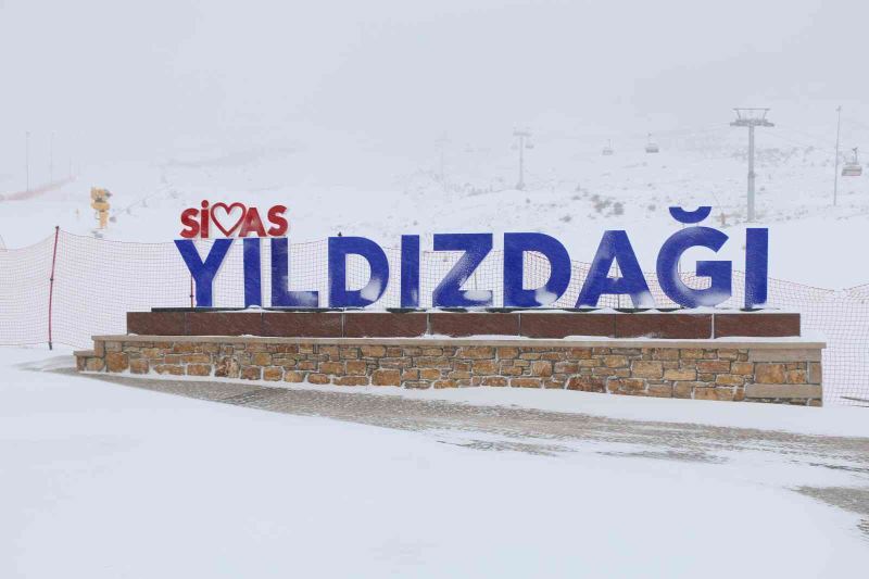 Yıldız Dağı Kayak Merkezinde kar kalınlığı 15 santimetreye ulaştı
