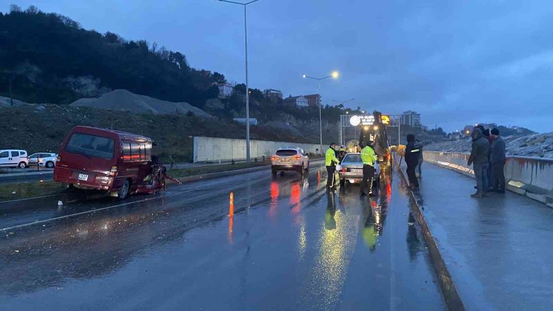 Minibüs iş makinesine arkadan çarptı: 1’i ağır 3 yaralı
