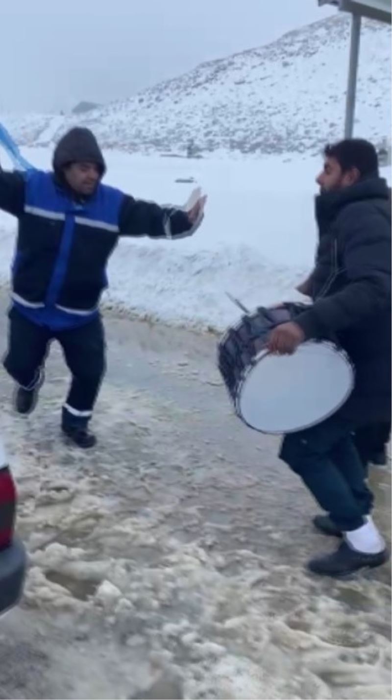 Kar yağışına sevinip davul zurna eşliğinde oynadılar
