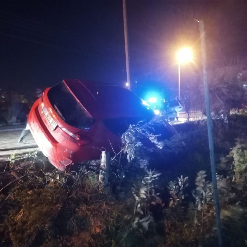 Kediye çarpmamak için manevra yaptı, bahçe duvarında asılı kaldı
