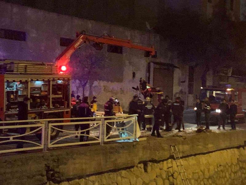 Gaziantep’te otomobil dereye uçtu: 2 yaralı
