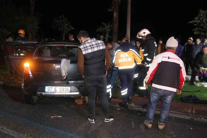 Otomobil beton aydınlatma direğine çarptı: 1’i ağır 5 yaralı
