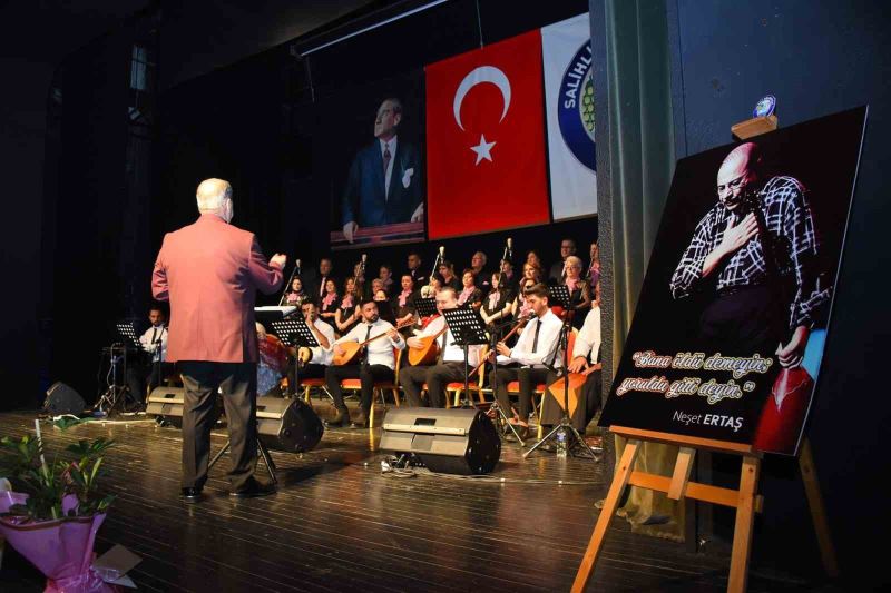 Manisada Neşet Ertaşın sevilen türküleri seslendirildi
