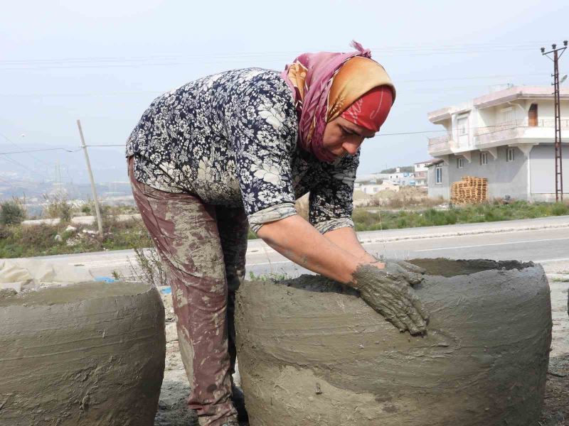 Ekmeğini ’çamurdan’ çıkarıyor
