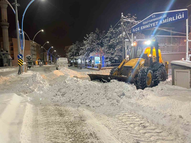 Özalp’ta 31 yerleşim yolu ulaşımda kapandı
