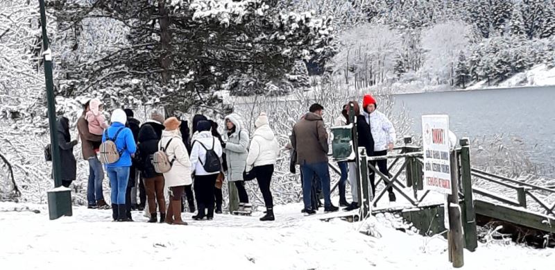 Abant karla şenlendi, doğaseverlerin akınına uğradı
