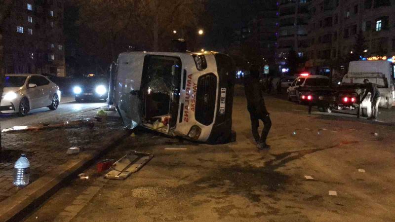 Ambulans ile otomobil çarpıştı: 3’ü sağlık görevlisi 4 yaralı
