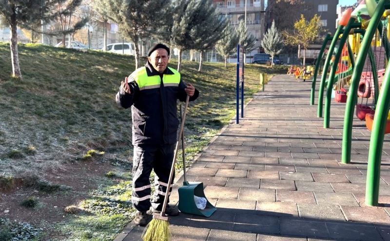 Siirt’te temizlik işçisi, cadde ve sokakları şarkı söyleyerek temizliyor
