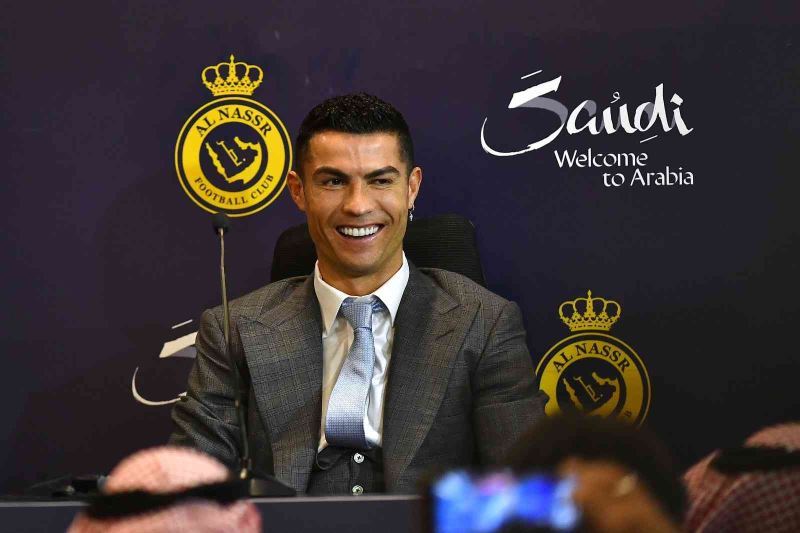 Cristiano Ronaldo, görkemli törenle Al Nassr’a imza attı
