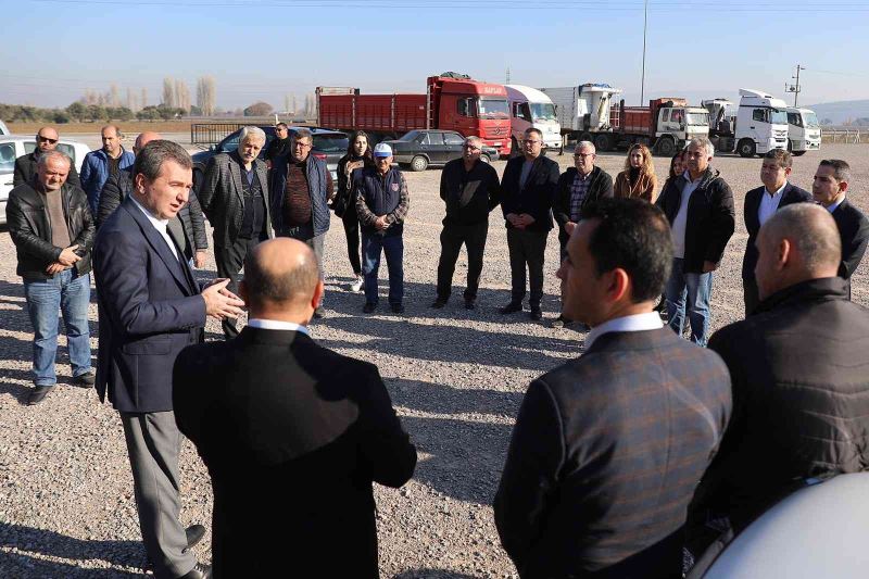 Bergama’da vatandaşlar gelişigüzel bırakılan tır ve kamyonlardan kurtuldu
